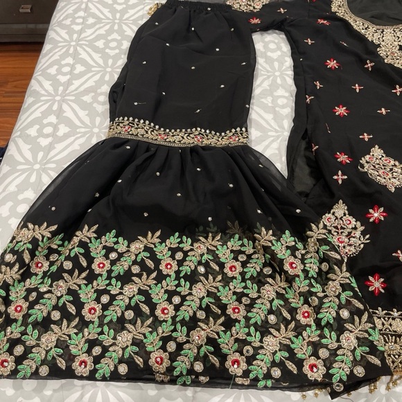 🌹PAKISTANI BRIDAL THREE PIECE SHALWAR KAMEEZ DRESS MEHENDI GHARARA🌹 - Picture 9 of 11